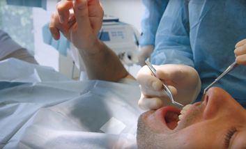 Mann beim Zahnarzt, Implantat, Feldkirch, Vorarlberg