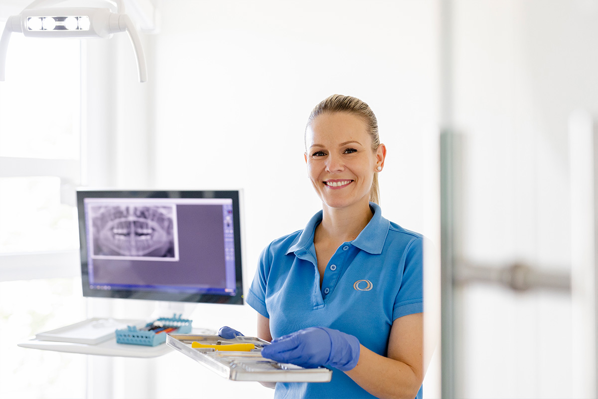 Dr. Burger & Partner – Zahnarztassistentin bei der Arbeit