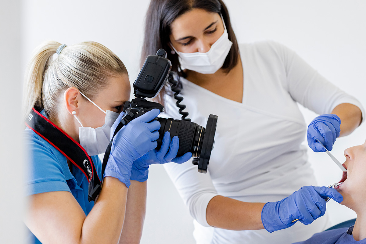 Dr. Burger & Partner – Zahnarztassistentin bei der Arbeit